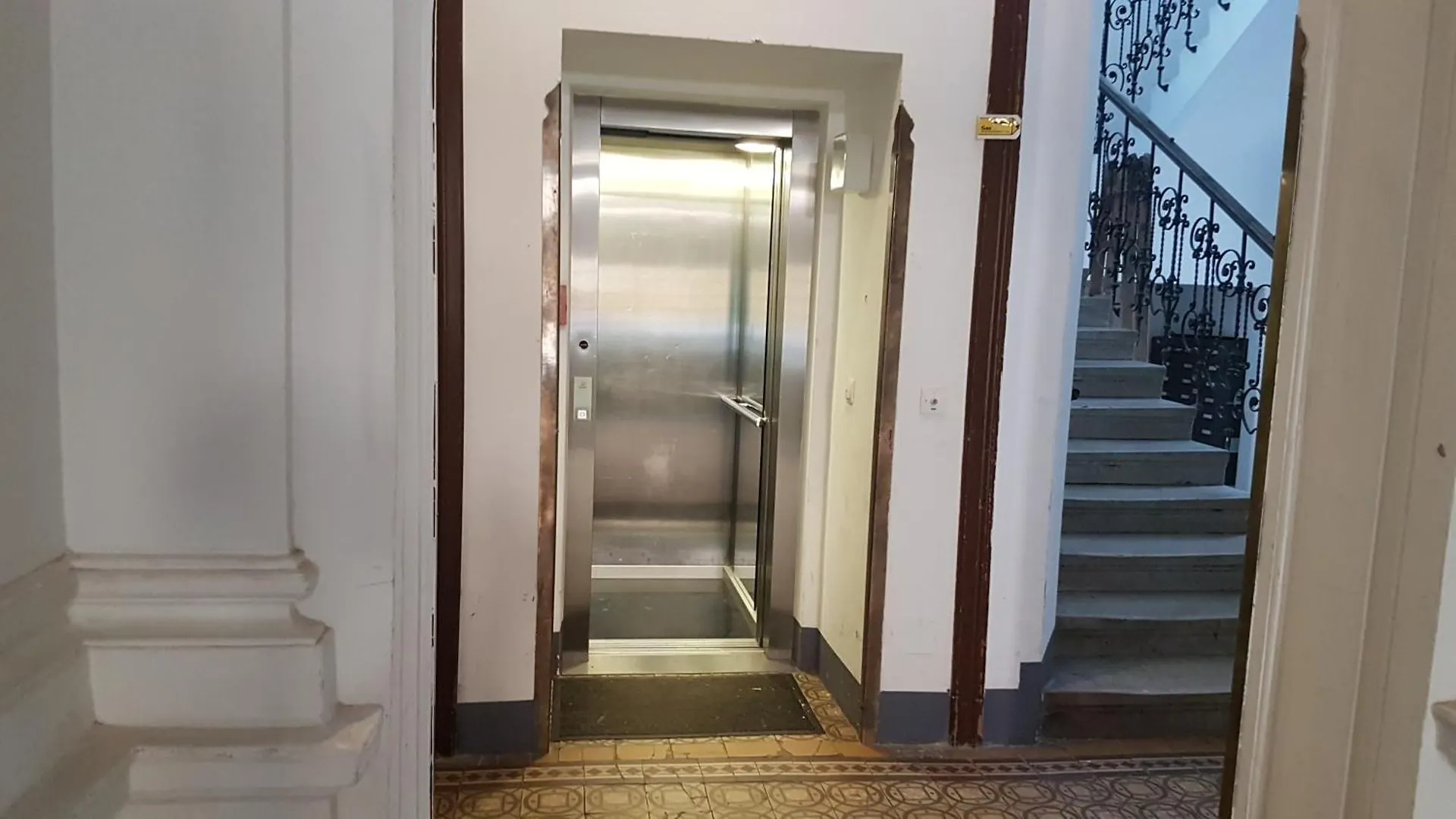 Gorgeous Viennese Apartment 10 Min To City Center